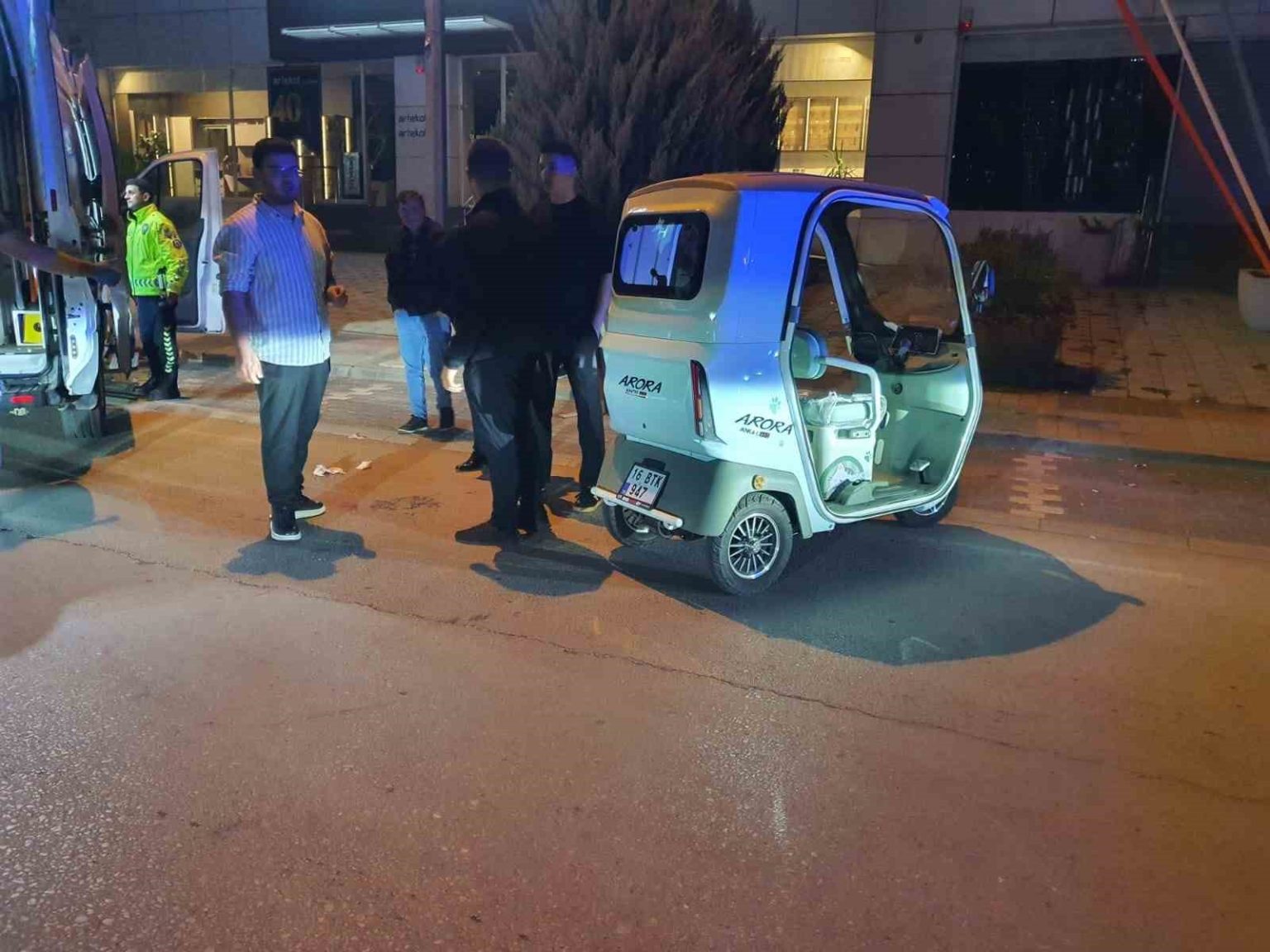 takla-atan-elektrikli-treeporterde-1-kisi-yaralandi