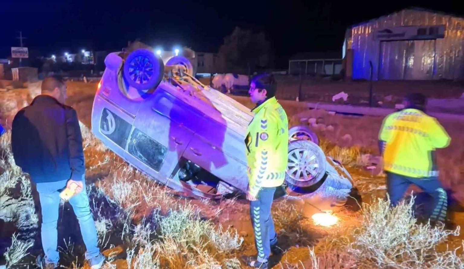 takla-atan-hafif-ticari-aracin-surucusu-kacarak-kayiplara-karisti