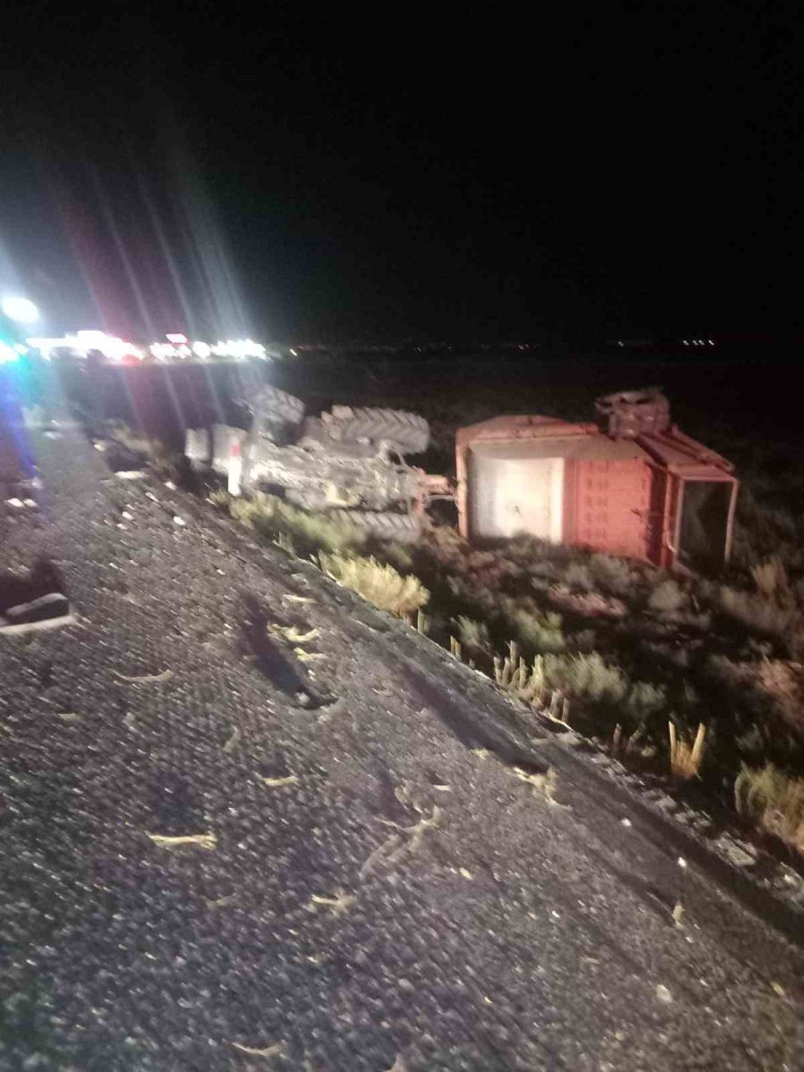 tir-traktore-bagli-tarim-makinesine-carpti-1-yarali