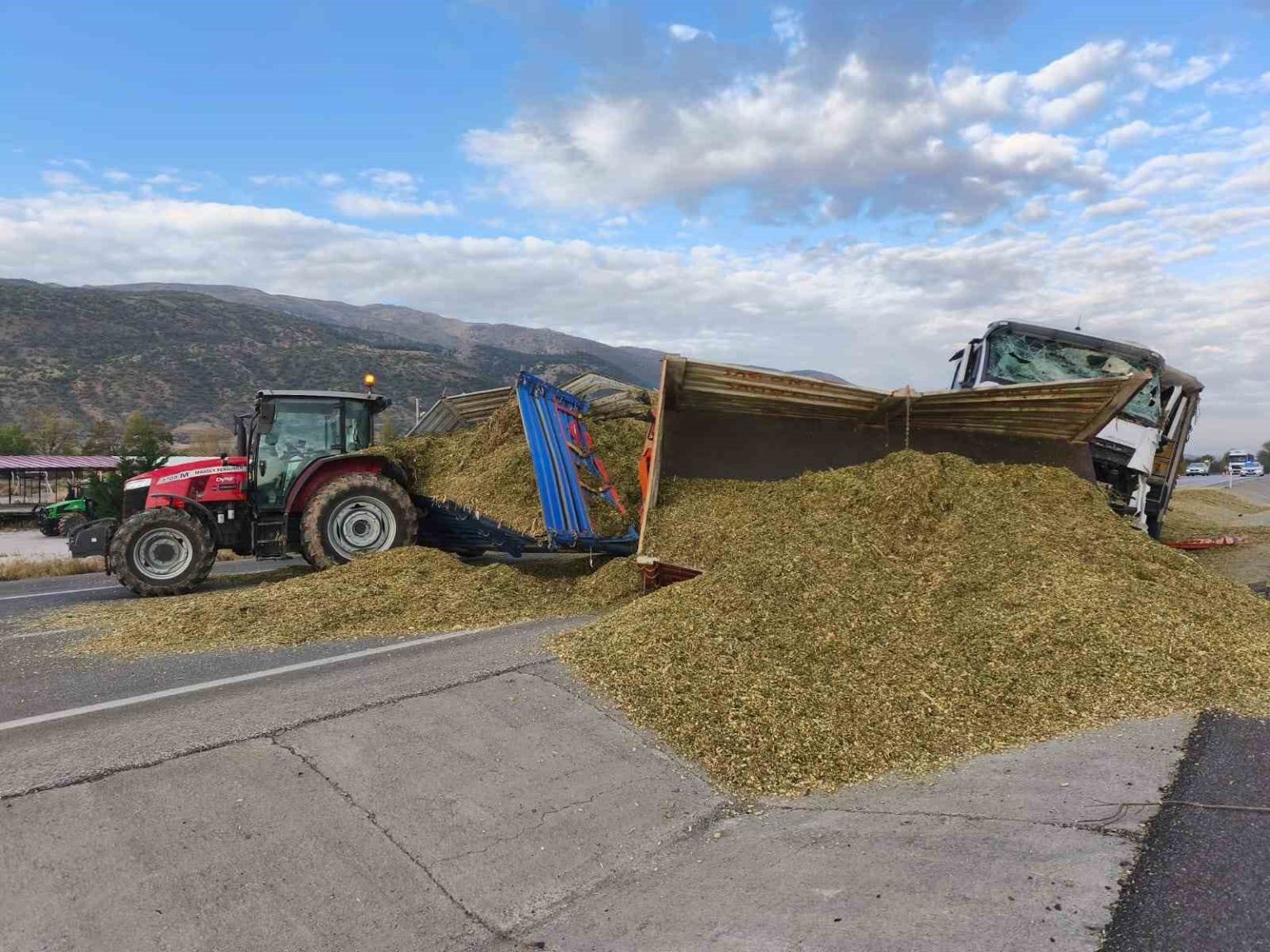 tirin-traktore-carptigi-kazada-iki-kisi-yaralandi