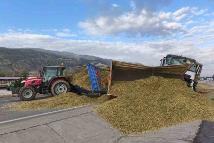 tirin-traktore-carptigi-kazada-iki-kisi-yaralandi