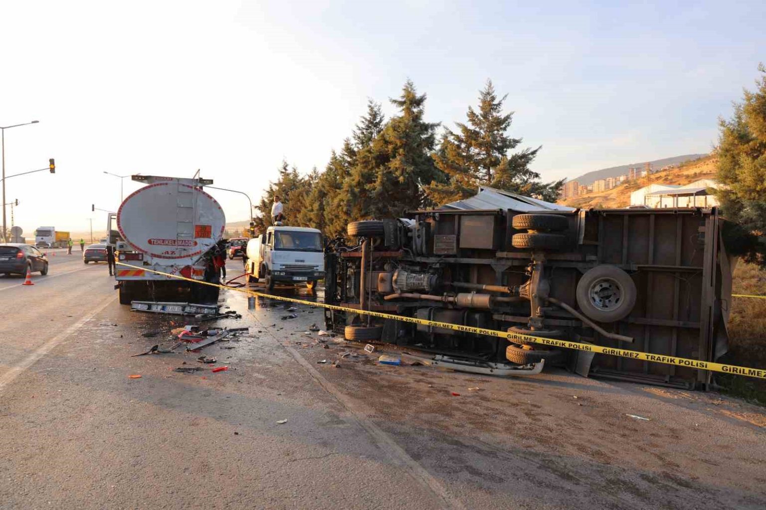 yakit-tankerine-carpan-kamyonetin-surucusu-hayatini-kaybetti