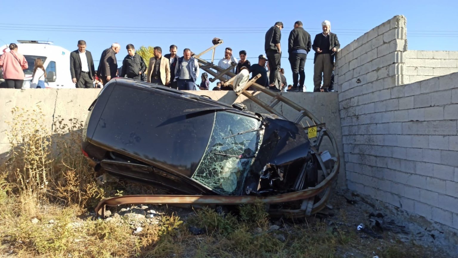 yuksekovada-kontrolden-cikan-otomobil-sarampole-yuvarlandi-5-yarali