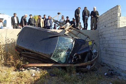 yuksekovada-kontrolden-cikan-otomobil-sarampole-yuvarlandi-5-yarali