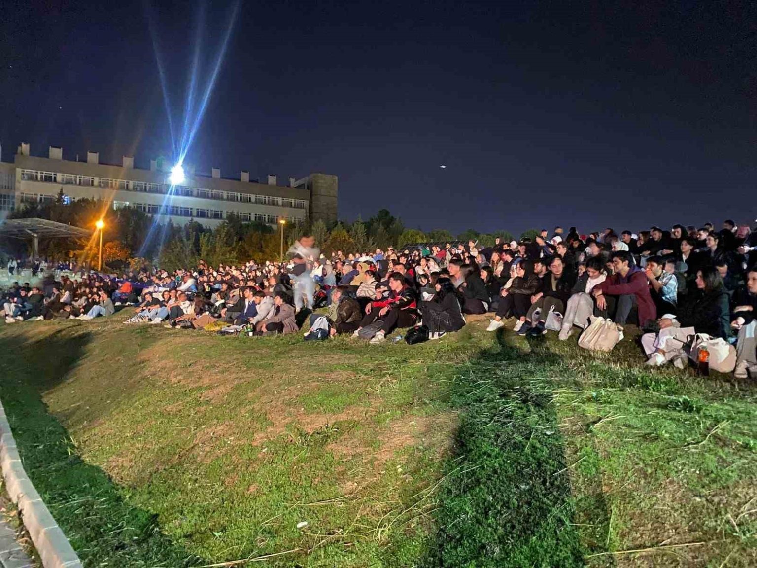 yuzlerce-universite-ogrencisi-gece-acik-hava-sinemasinda-bulustu