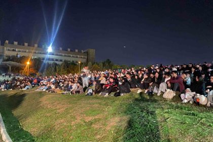 yuzlerce-universite-ogrencisi-gece-acik-hava-sinemasinda-bulustu