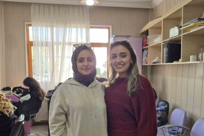 abla-ve-kardes-hayalleri-icin-kuaforluk-egitimi-aliyor