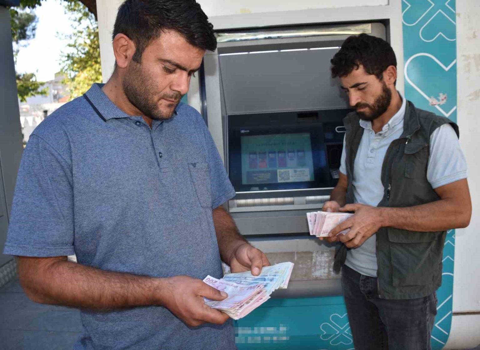 atmde-bulduklari-paranin-sahibini-ariyorlar