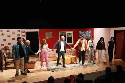 babam-geri-dondu-keciorende-tiyatro-severlerle-bulustu