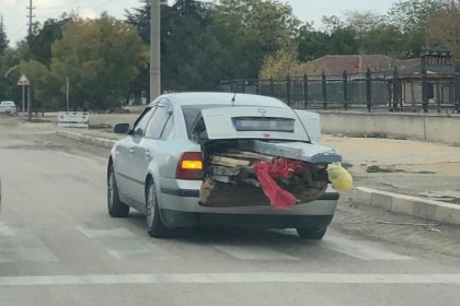 bagaji-kereste-dolu-arac-trafigi-tehlikeye-atti