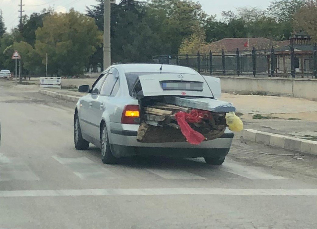 bagaji-kereste-dolu-arac-trafigi-tehlikeye-atti