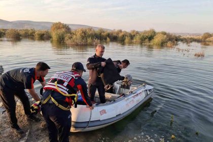 baraj-kapaklari-acildi-aile-mahsur-kaldi