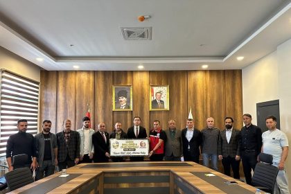 batmanda-340-bin-lira-ile-rekor-fiyata-satilan-bir-kilo-balin-geliri-besicilere-verildi