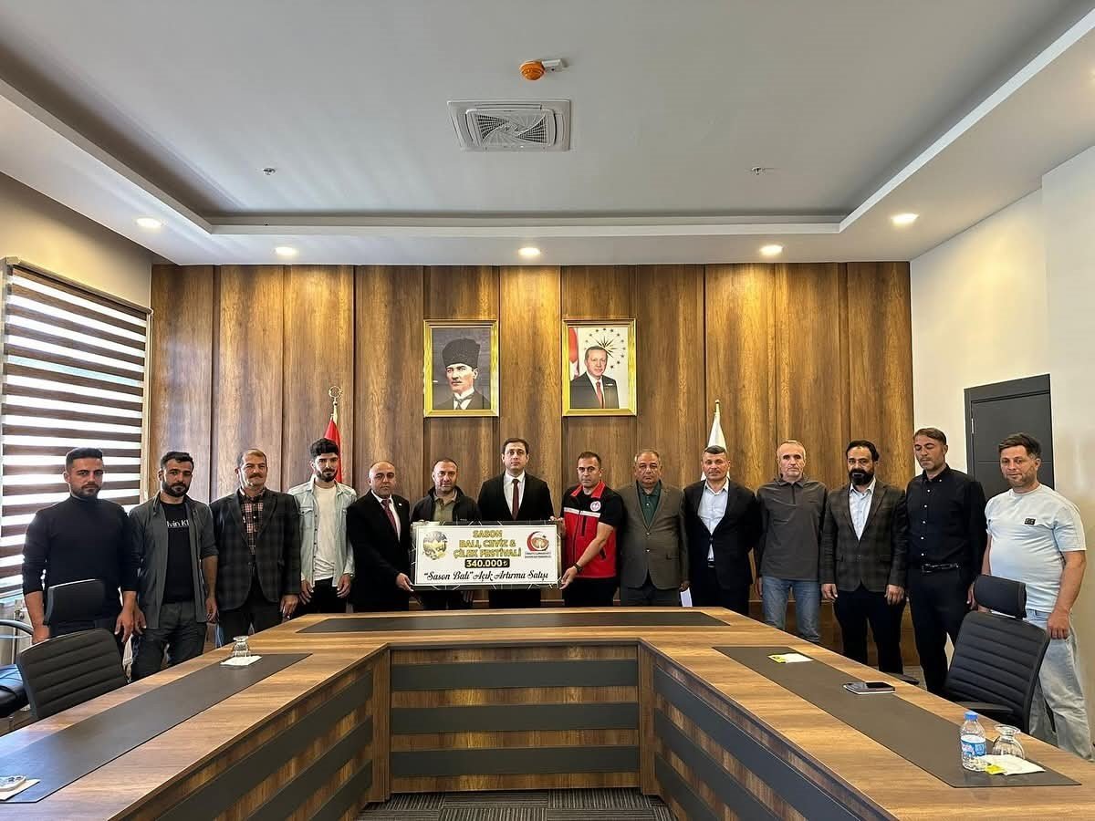 batmanda-340-bin-lira-ile-rekor-fiyata-satilan-bir-kilo-balin-geliri-besicilere-verildi