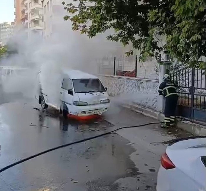 batmanda-park-halindeki-minibus-yandi