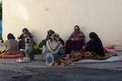 bayburtlu-kadinlarin-komsuluk-dayanismasi-kislik-hazirliklar-hep-bir-elden-imece-usuluyle-yapildi