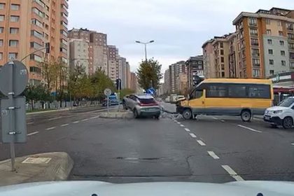 beylikduzunde-kirmizi-isikta-gecen-surucu-kazaya-neden-oldu-o-anlar-kamerada