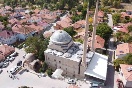 bozokun-sessiz-tanigi-16-yuzyildan-gunumuze-cerkez-bey-turbesi