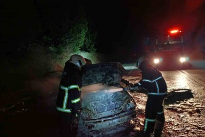 burdurda-seyir-halindeyken-yanan-otomobil-kullanilmaz-hale-geldi