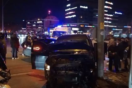 bursada-hafif-ticari-arac-ile-otomobil-carpisti-3-yarali