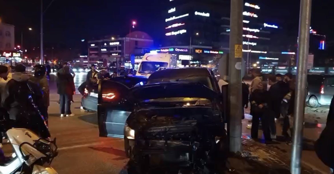 bursada-hafif-ticari-arac-ile-otomobil-carpisti-3-yarali