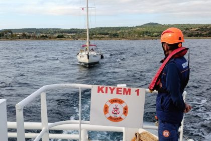 canakkale-bogazinda-makine-arizasi-yaparak-suruklenen-tekne-kurtarildi