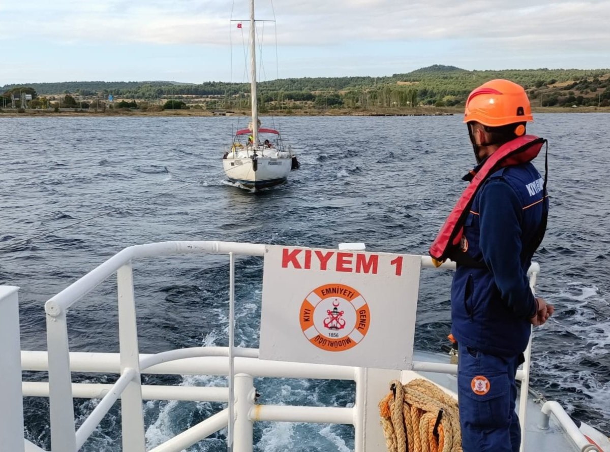 canakkale-bogazinda-makine-arizasi-yaparak-suruklenen-tekne-kurtarildi