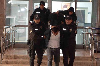 cezaevi-firarisinin-kacis-denemesi-basarisiz-oldu-kilometrelerce-suren-kovalamaca-sonrasi-yakalandi