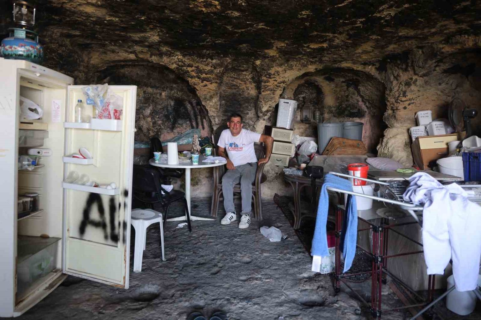 depremden-sonra-huzuru-magarada-bulmustu-simdi-cok-sevdigi-magarasini-bosaltacak-olmanin-huznunu-yasiyor