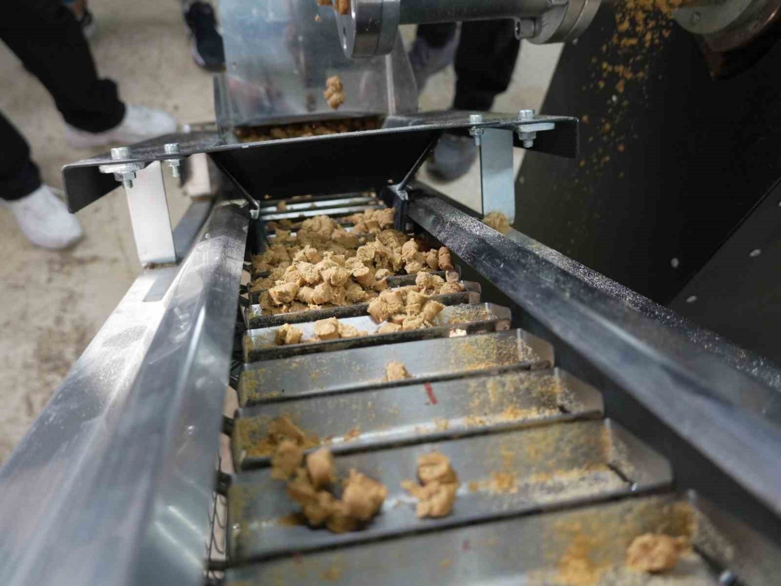 duzcede-sokak-hayvanlari-icin-mama-uretim-tesisi-kuruldu