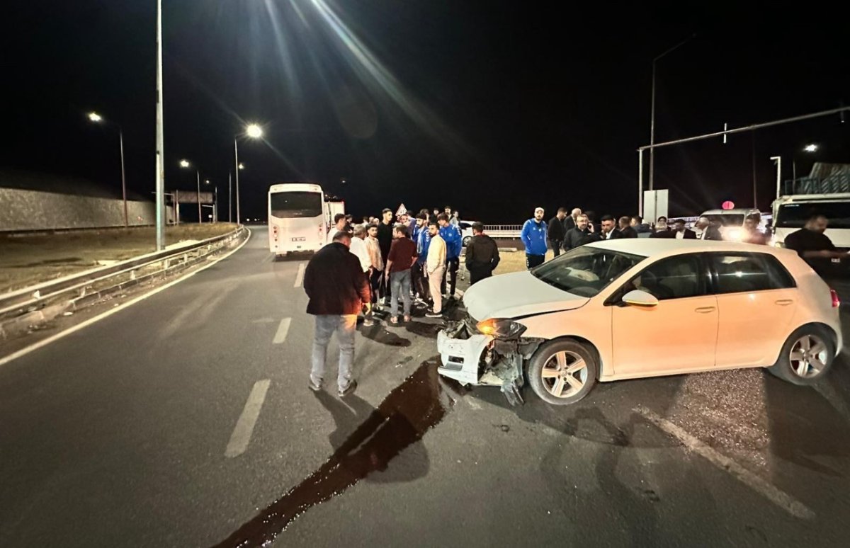 duzeltme-elazigspor-oyuncularini-tasiyan-otobus-ile-otomobil-carpisti-1-kisi-yaralandi