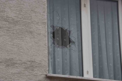 eskisehirde-esinin-yasadigi-daireye-tufekle-2-el-ates-edip-kacti