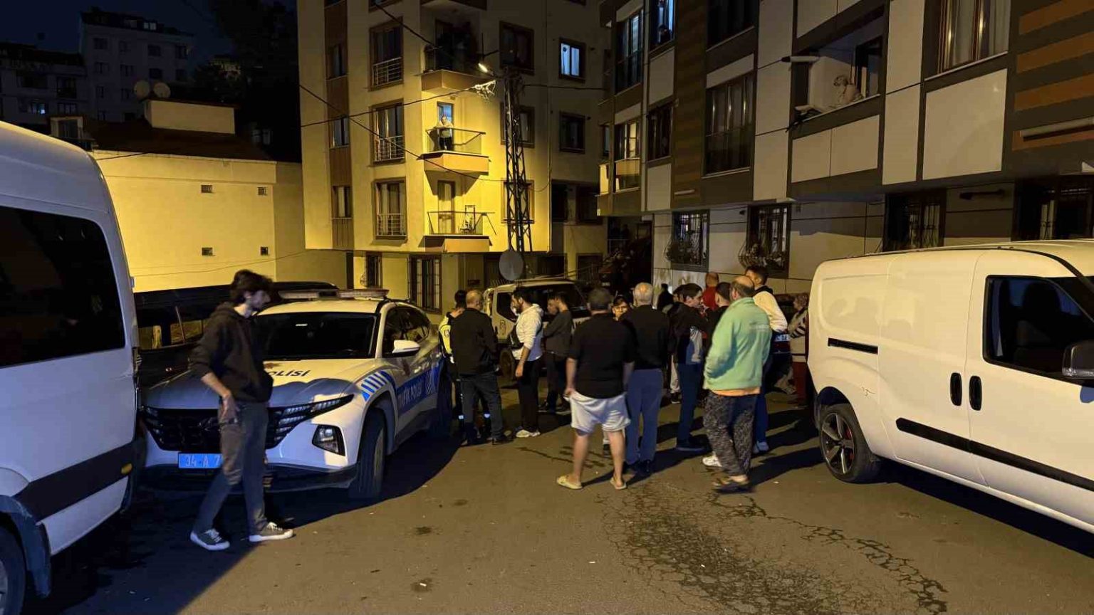 eyupsultanda-bir-surucu-sokakta-bulunan-8-araca-carpti