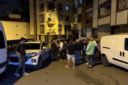 eyupsultanda-bir-surucu-sokakta-bulunan-8-araca-carpti