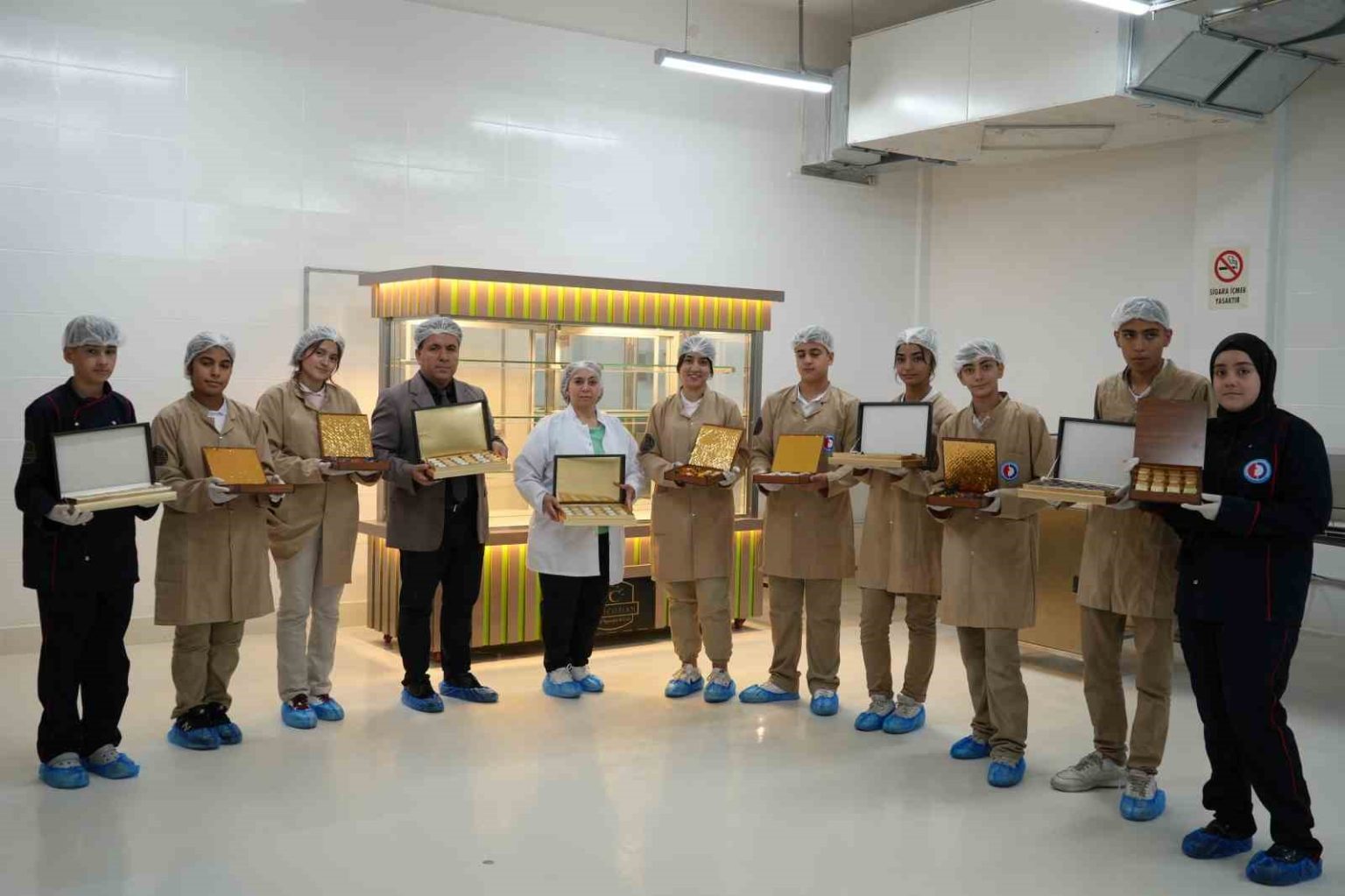 fabrika-gibi-okulda-cikolata-uretiminden-yilda-3-milyon-tllik-ciro