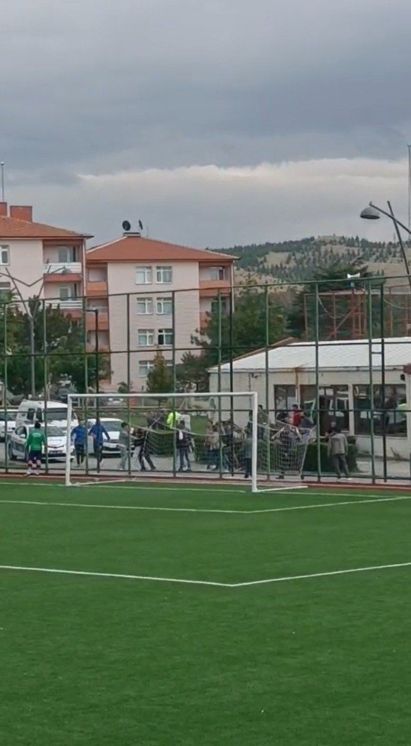 futbol-oyuncusunun-bicakla-taraftarin-uzerine-yurudugu-iddiasi
