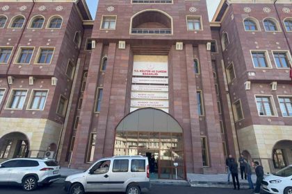 guvenlik-gorevlisi-kalbine-yenik-dustu