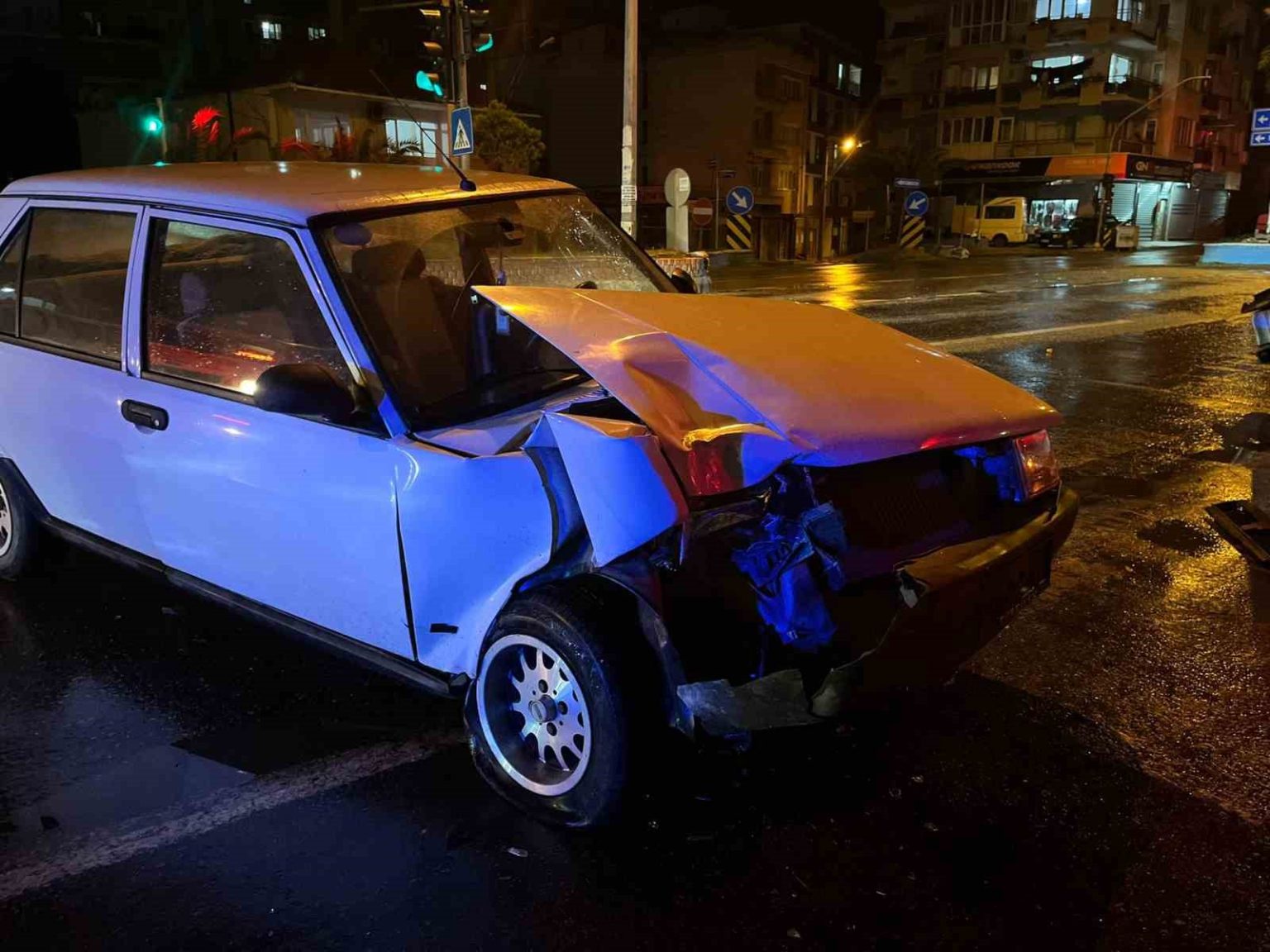 incirliovada-isikta-bekleyen-araca-otomobil-carpti