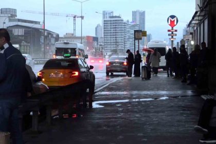 istanbulda-vatandaslar-gune-yagmurla-uyandi