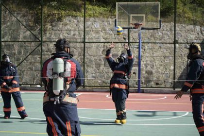 itfaiye-kostumuyle-voleybol-oynadilar-nefes-kontrolu-yaptilar