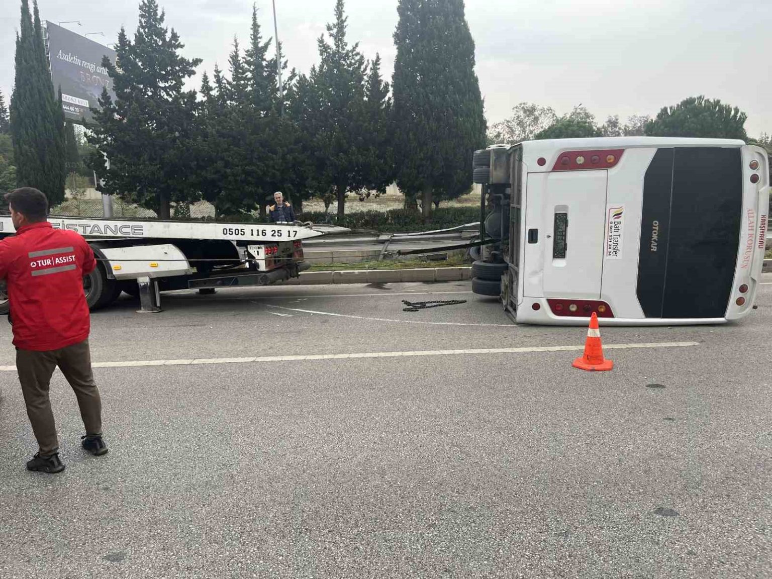 izmirde-havalimani-personel-servisi-devrildi-5-yarali