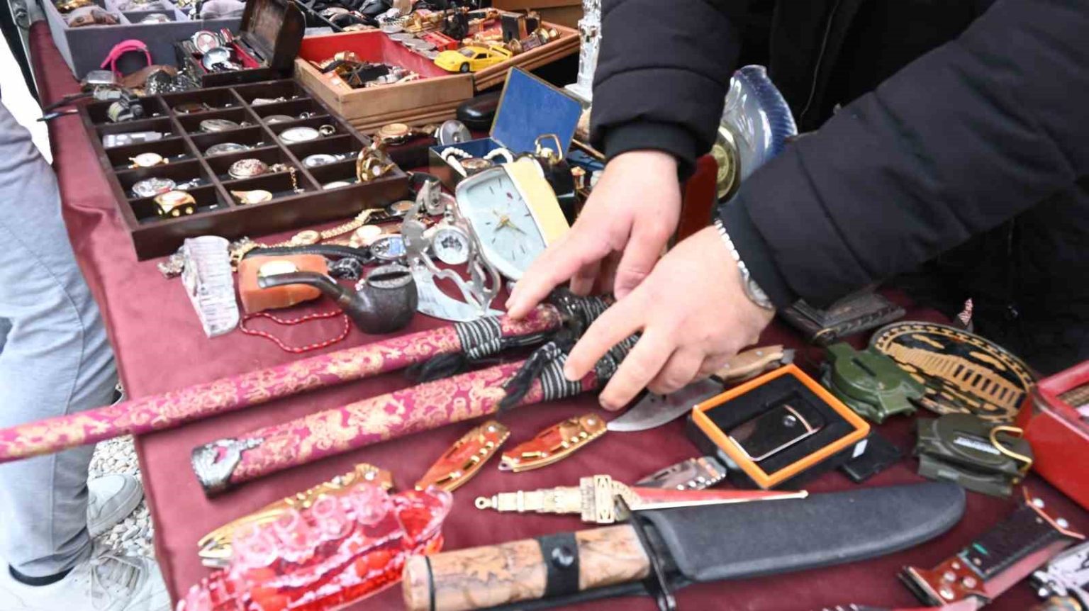 japon-kiliclarindan-osmanli-saatlerine-bircok-urunun-bulundugu-antika-tezgahina-yogun-ilgi