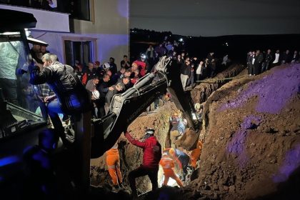 kanalizasyon-cukuru-kazarken-gocuk-altinda-kalan-iki-kardes-topraga-verildi