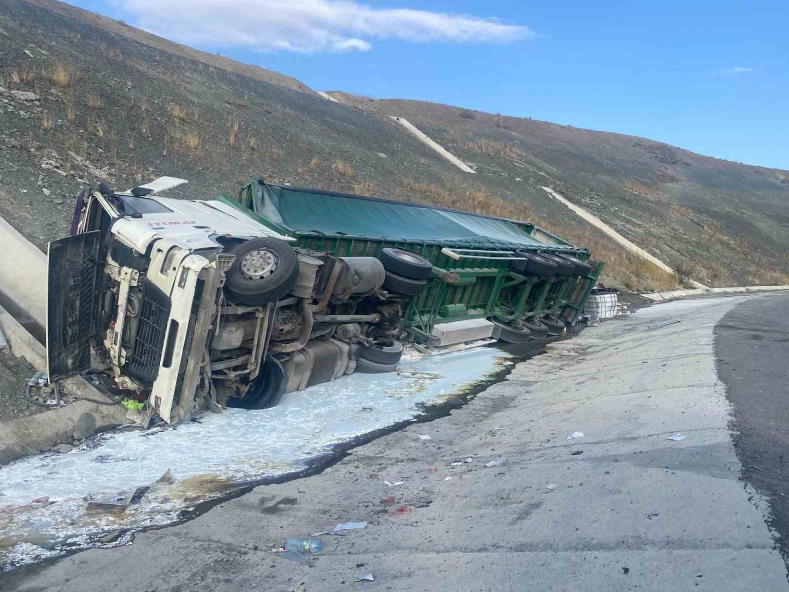 kontrolden-cikan-tir-devrildi-1-yarali