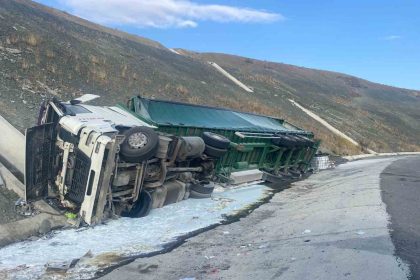 kontrolden-cikan-tir-devrildi-1-yarali