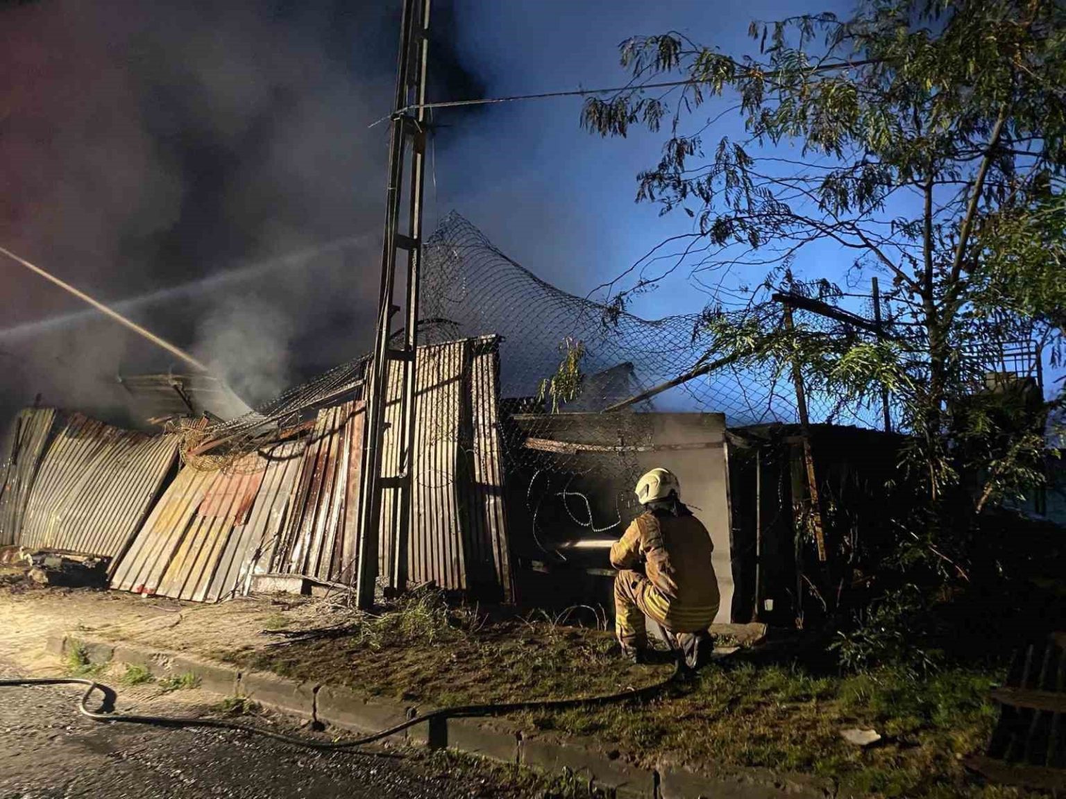 kucukcekmecede-isyerinde-baslayan-yangin-elektrik-tellerine-sicradi-patlalar-pes-pese-geldi