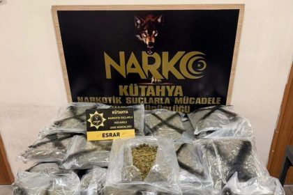 kutahyada-bir-kamyonda-33-kilo-esrar-ve-655-gram-kokain-ele-gecirildi-3-supheli-tutuklandi