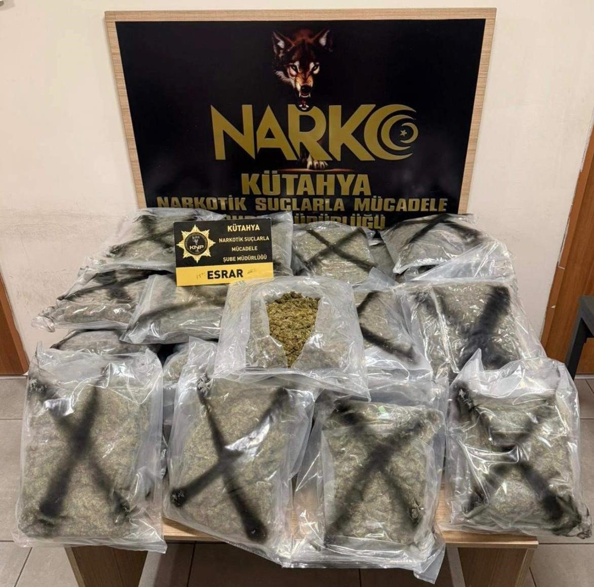kutahyada-bir-kamyonda-33-kilo-esrar-ve-655-gram-kokain-ele-gecirildi-3-supheli-tutuklandi