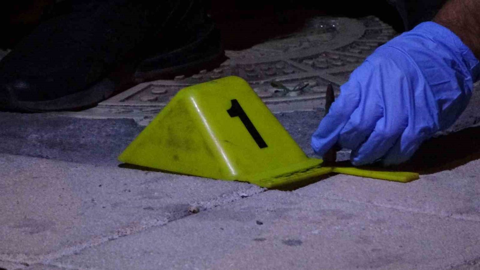 malatyada-kaldirimda-bulunan-kalasnikof-mermisi-polisi-alarma-gecirdi