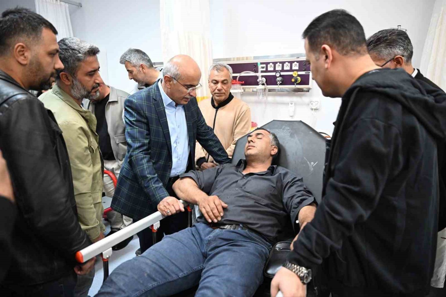 malatyada-yol-yapim-ekibini-tasiyan-minibus-kaza-yapti-4-yarali